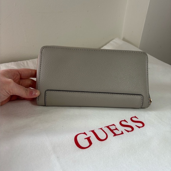 🎉4/30$🎉 GUESS Pale Grey Zip Wallet – Minimalist & Sleek ✨ - Picture 3 of 4